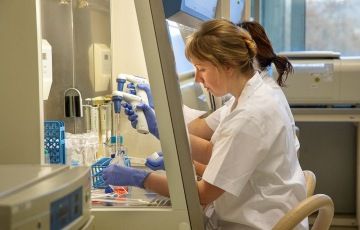 Cell and gene therapy researchers working in SCTbio’s GMP laboratory.