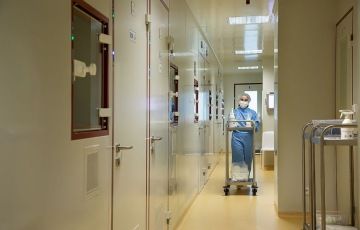 Cell and gene therapy researchers working in SCTbio’s GMP laboratory.