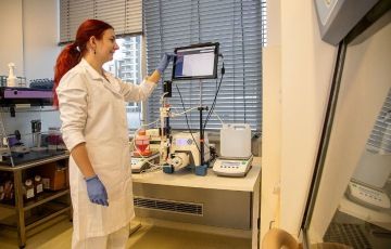 Cell and gene therapy researchers working in SCTbio’s GMP laboratory.
