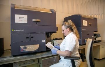 Cell and gene therapy researchers working in SCTbio’s GMP laboratory.