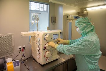 Operator monitoring automated cell washing on the LOVO system